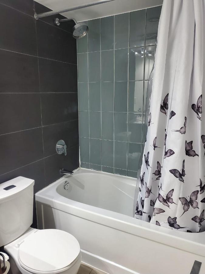 Cozy Open Concept 2Br 2Bath W/Parking -Jays/Cn Διαμέρισμα Τορόντο Εξωτερικό φωτογραφία